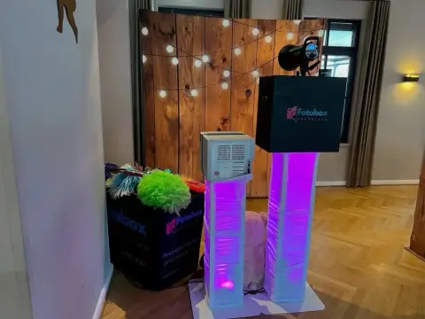 Greenscreen-Fotobox mit individuellem Hintergrund auf Firmenfeier