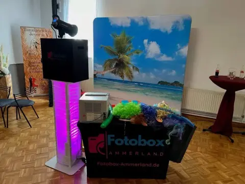 Brautpaar in Fotobox mit Hochzeitsbogen-Hintergrund
