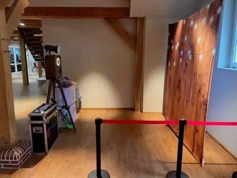 Fotobox auf Firmenevent mit Branding-Hintergrund