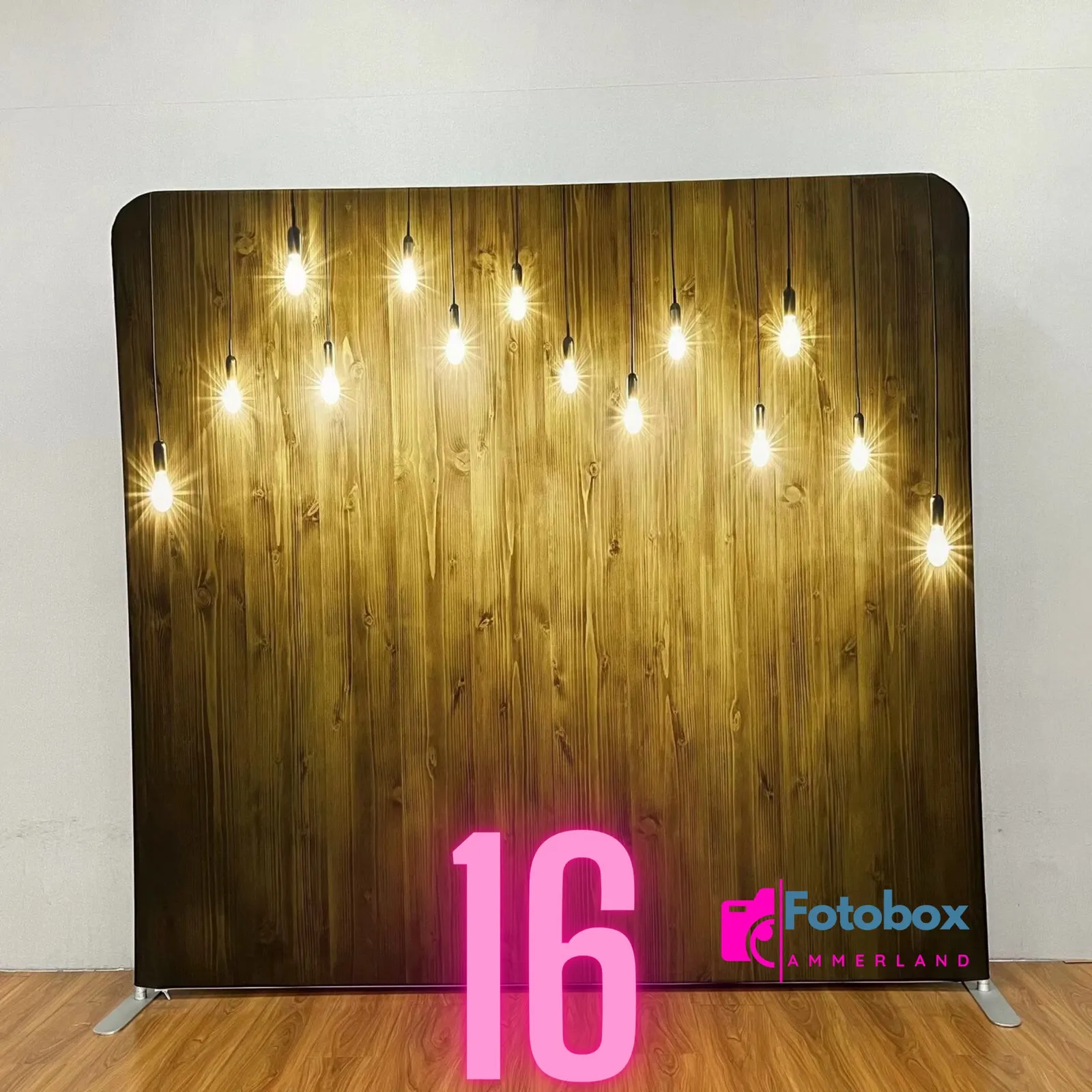 Nr. 16 · Holz dunkel mit Lichterketten