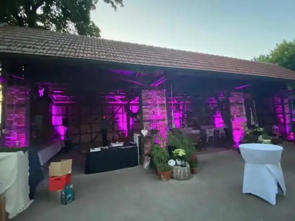 Ambientebeleuchtung — Festscheune mit Magenta-LED-Scheinwerfern