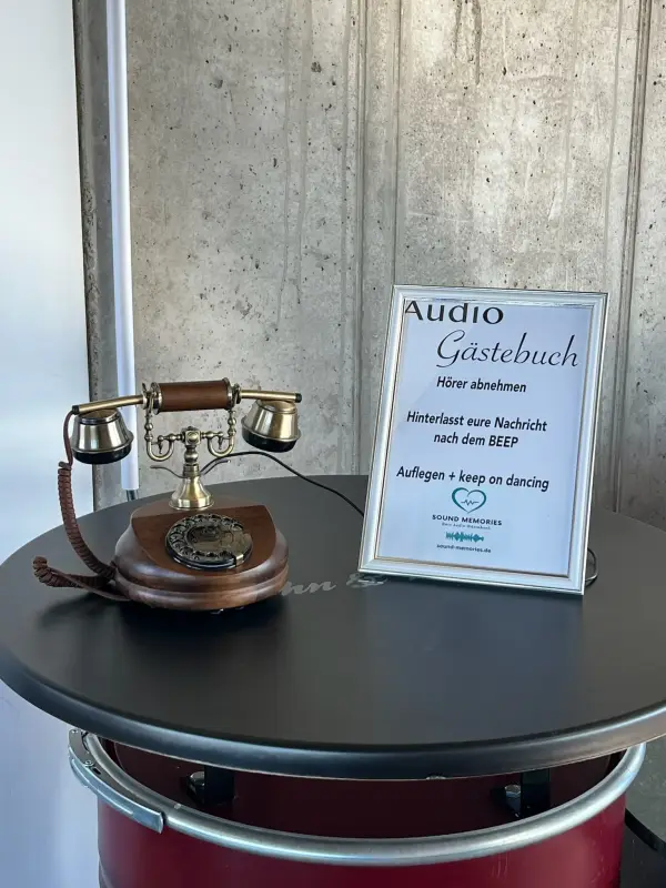 Audio-Gästebuch — Vintage-Telefon mit 'Hörer abnehmen, Nachricht nach BEEP'-Schild